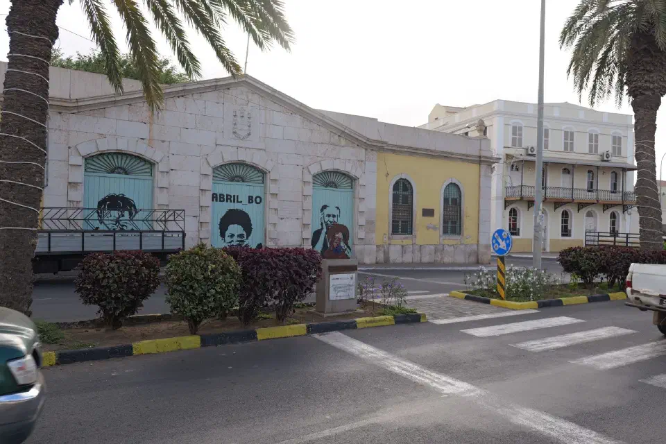 Historische Gebäude mit farbenfrohen Murals prägen das Straßenbild Mindelos – ein Mix aus kolonialem Erbe und moderner kapverdischer Identität.