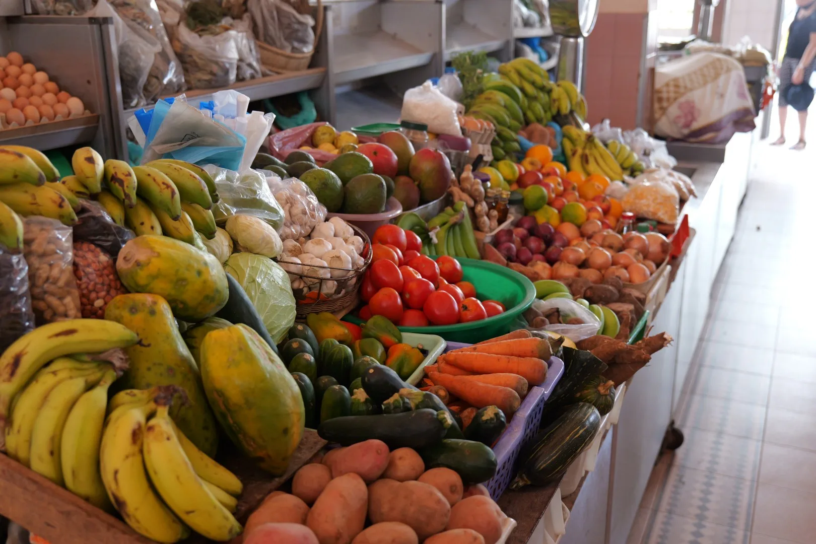 Frische tropische Früchte und regionales Gemüse auf dem zentralen Markt von Mindelo – ein Treffpunkt und Spiegel der kulinarischen Vielfalt der Kapverden.