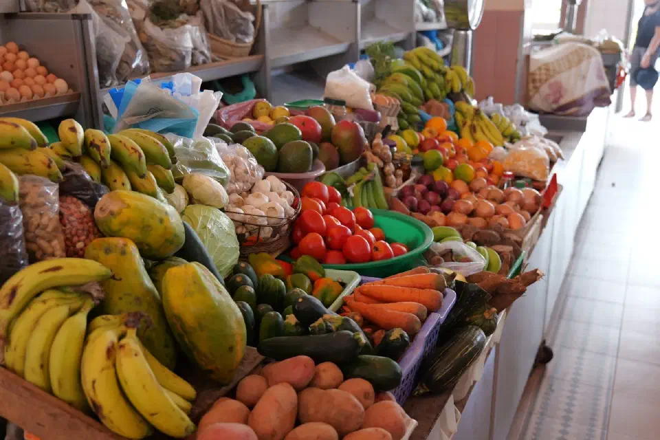 Frische tropische Früchte und regionales Gemüse auf dem zentralen Markt von Mindelo – ein Treffpunkt und Spiegel der kulinarischen Vielfalt der Kapverden.