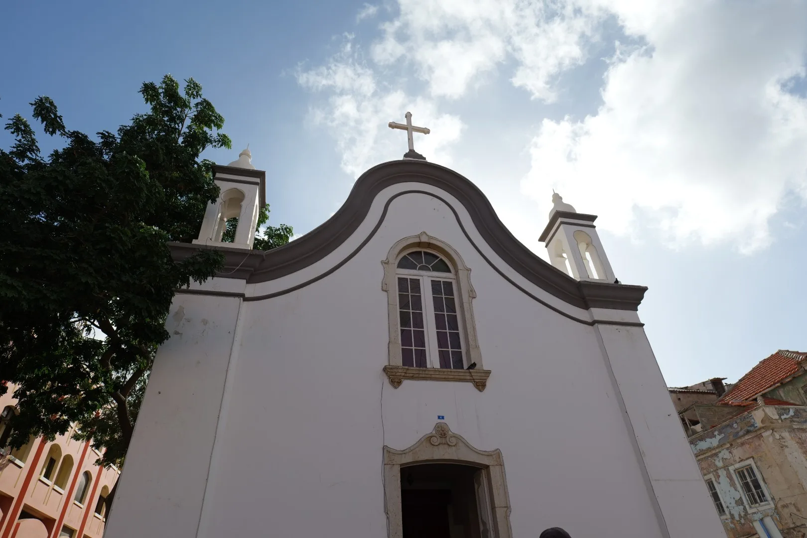 Eine kleine, charmante Kirche im Herzen der Stadt – ein Ort der Ruhe und Besinnlichkeit fernab des lebhaften Treibens der umliegenden Straßen.