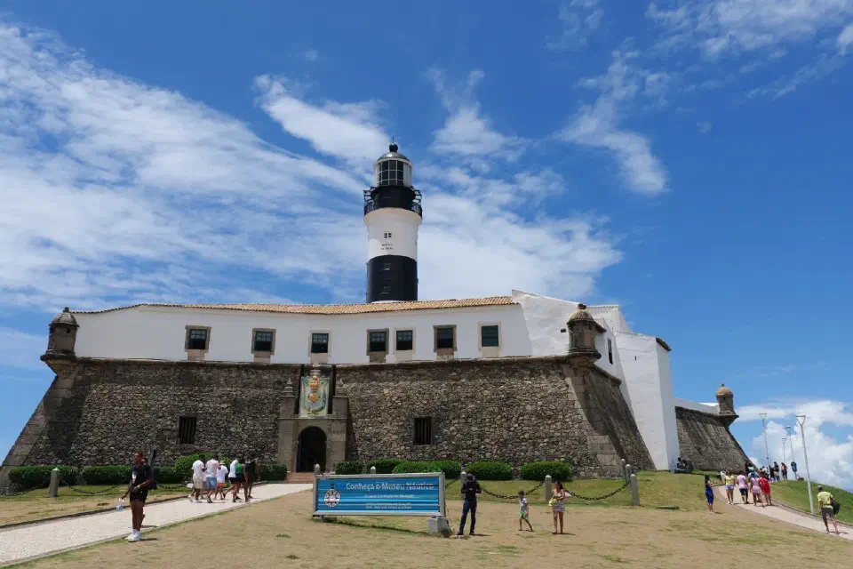 Der markante Barra-Leuchtturm, eines der Wahrzeichen Salvadors – an der Spitze der Halbinsel gelegen.