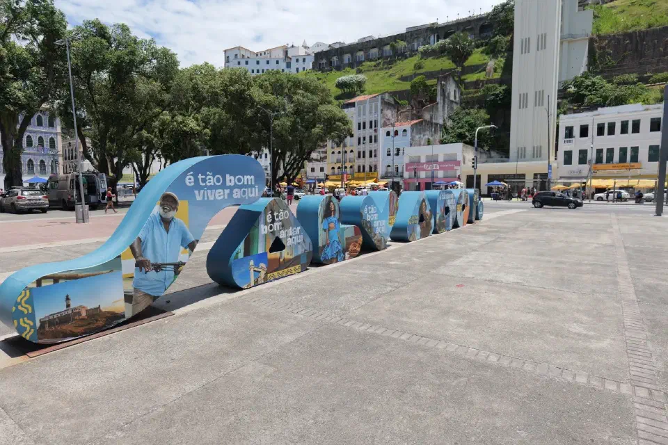 Ein farbenfrohes 'É tão bom viver aqui'-Kunstwerk am Praça Cayru, direkt unterhalb der Oberstadt."