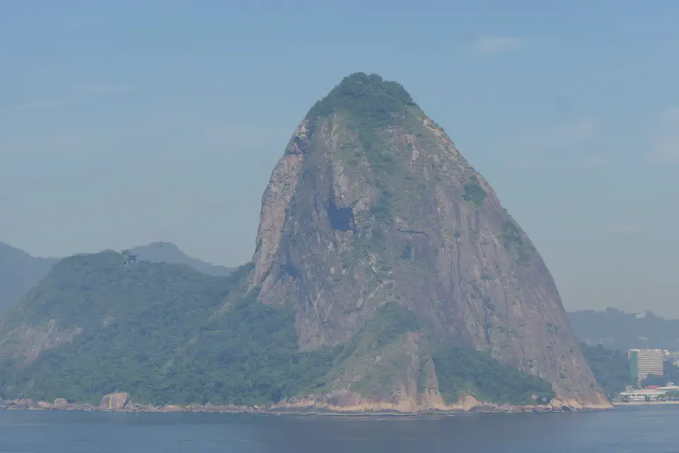 Der markante Zuckerhut von Rio, einer der ikonischsten Berge der Welt.