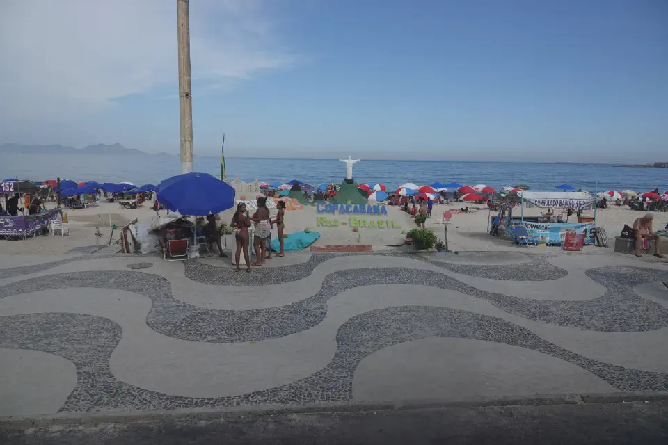 Lebendiges Treiben an der berühmten Copacabana – mit ihren typischen schwarz-weißen Wellenmustern, bunten Sonnenschirmen und kunstvollen Sandskulpturen. Ein Strand, der das Lebensgefühl Rios perfekt einfängt.