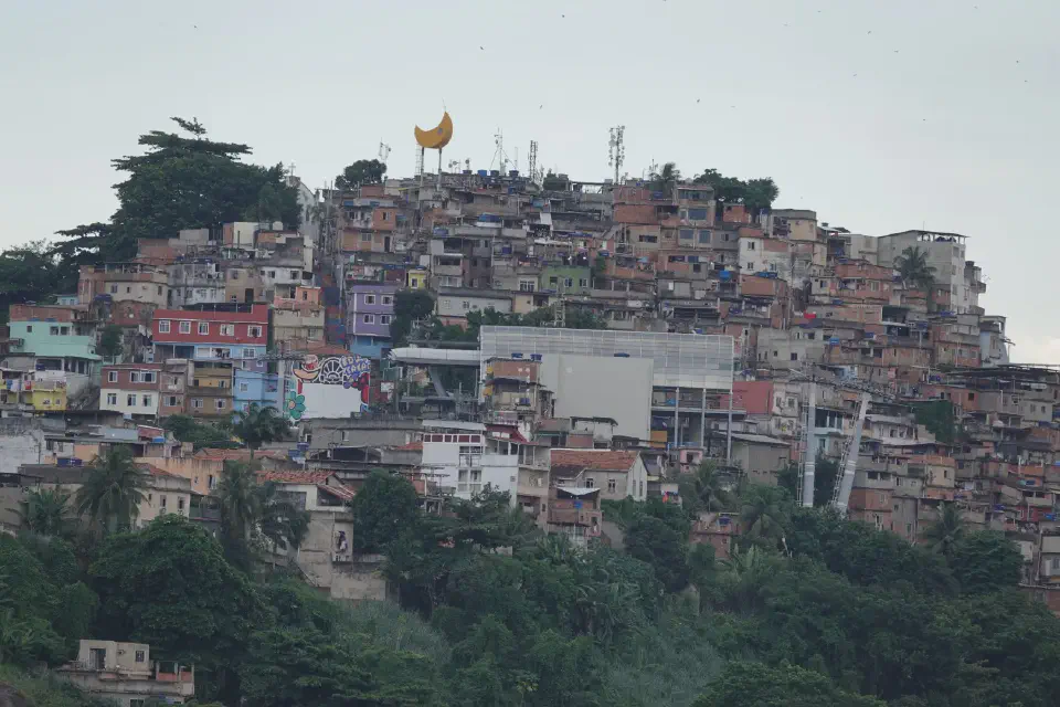 Blick auf eine der zahlreichen Hügelgemeinschaften Rios, geprägt von dicht aneinandergereihten Häusern, bunten Fassaden und lebendiger Street Art – ein typisches, kontrastreiches Stadtbild zwischen Natur und urbanem Alltag.