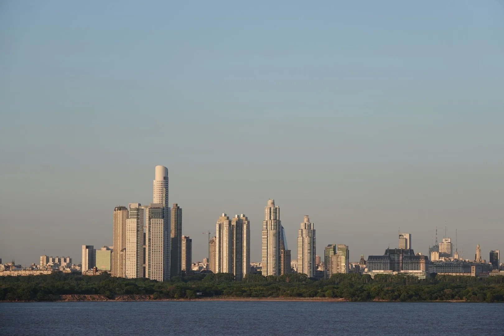 Die moderne Skyline von Buenos Aires bei Sonnenaufgang – ein beeindruckender Blick auf die Metropole vom Schiff aus.