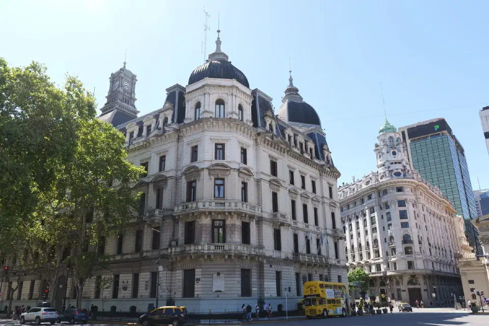 Prächtige historische Bauten im Herzen von Buenos Aires, die den starken europäischen Einfluss der Stadt widerspiegeln.