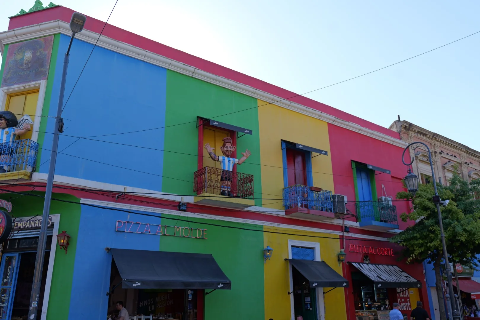 Das farbenfrohe Viertel La Boca mit seinen lebhaften Fassaden und künstlerischen Details – ein Symbol des kulturellen Reichtums von Buenos Aires.