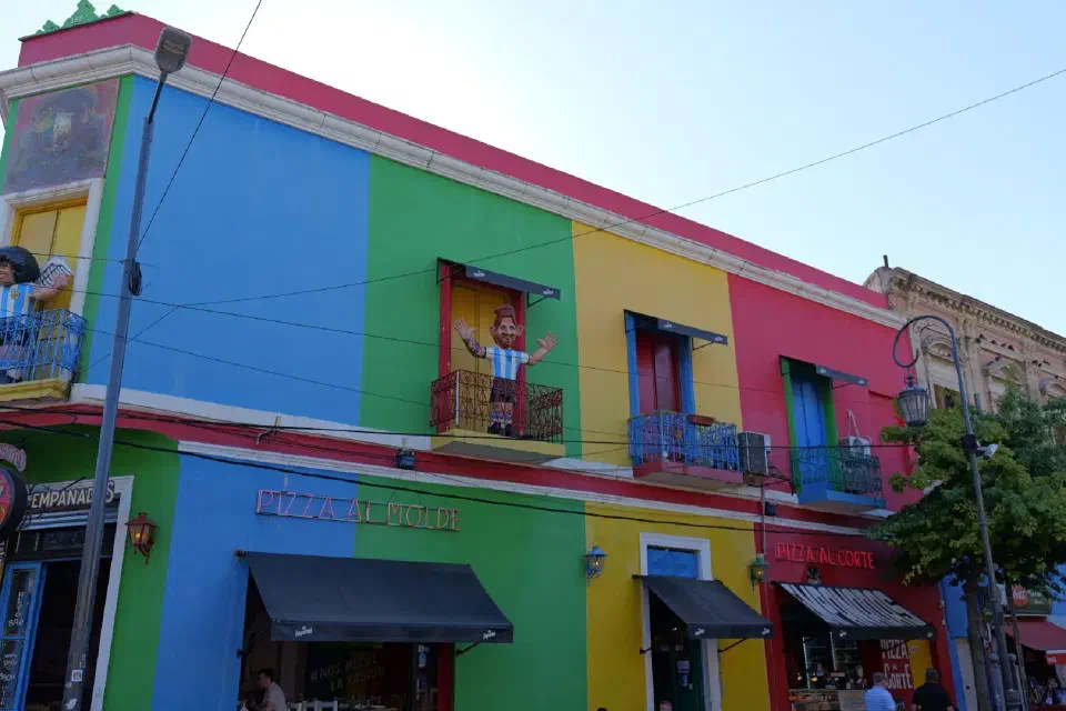Das farbenfrohe Viertel La Boca mit seinen lebhaften Fassaden und künstlerischen Details – ein Symbol des kulturellen Reichtums von Buenos Aires.