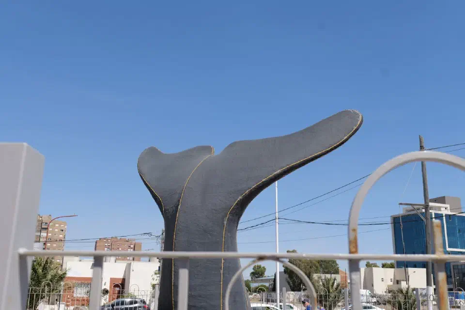 Eine überdimensionale Walflosse erinnert an die Bedeutung des Walschutzes für Puerto Madryn und die Region.