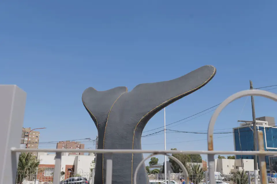 Eine überdimensionale Walflosse erinnert an die Bedeutung des Walschutzes für Puerto Madryn und die Region.