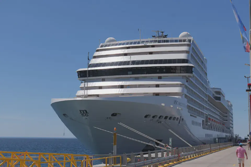 Die MSC Magnifica liegt im sonnigen Hafen von Puerto Madryn bereit für ihren Erkundungstag in Patagonien.