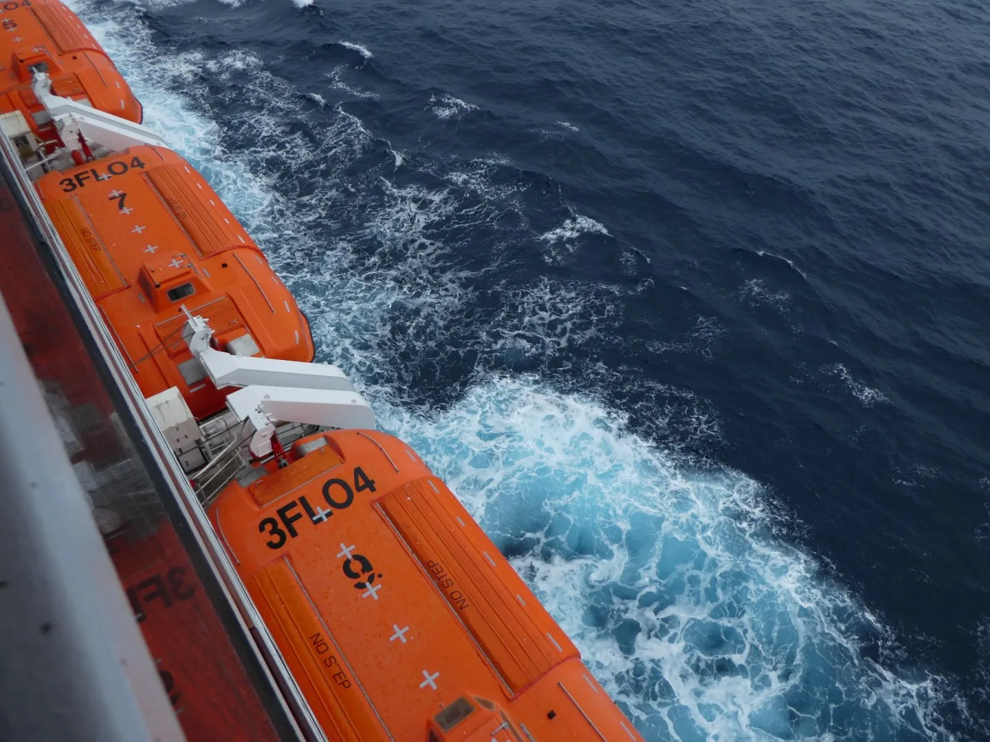Blick vom Balkon über die Rettungsboote – unterwegs Richtung Kap Hoorn.