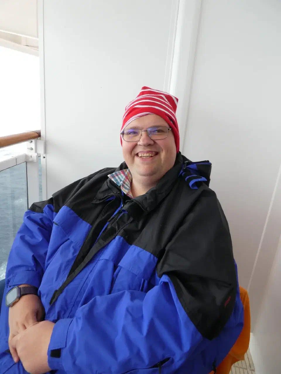 Warm eingepackt auf dem Balkon – bereit für das Naturspektakel rund um Kap Hoorn.