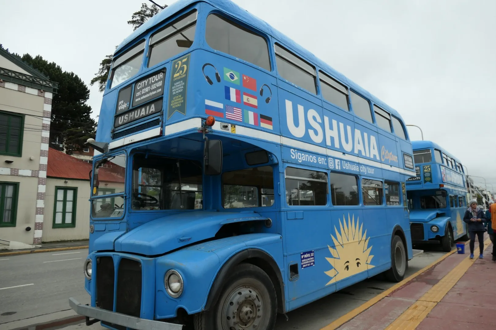 Der blaue Oldtimer-Doppeldeckerbus für Stadtrundfahrten in Ushuaia.