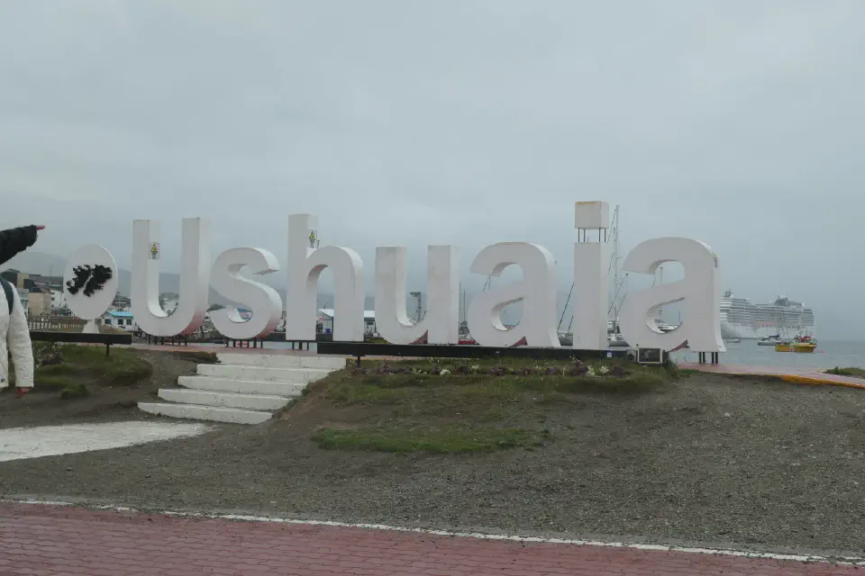 Das berühmte Ushuaia-Schild an der windigen Küste der südlichsten Stadt der Welt.