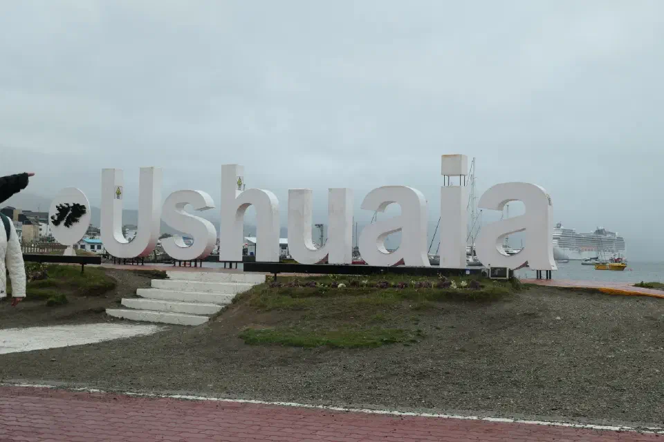 Das berühmte Ushuaia-Schild an der windigen Küste der südlichsten Stadt der Welt.
