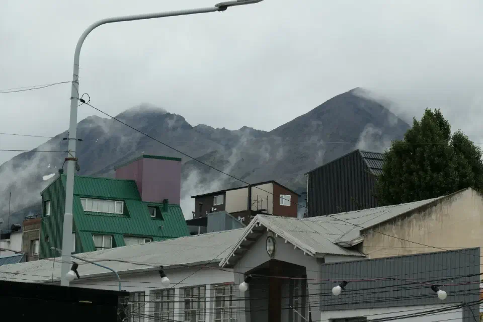 Dichte Wolken und Nebelschwaden über den Bergen rund um Ushuaia.