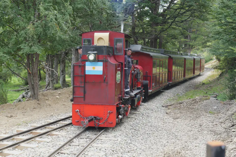 Der historische 'End of the World Train' auf seiner Fahrt durch den Nationalpark Tierra del Fuego.