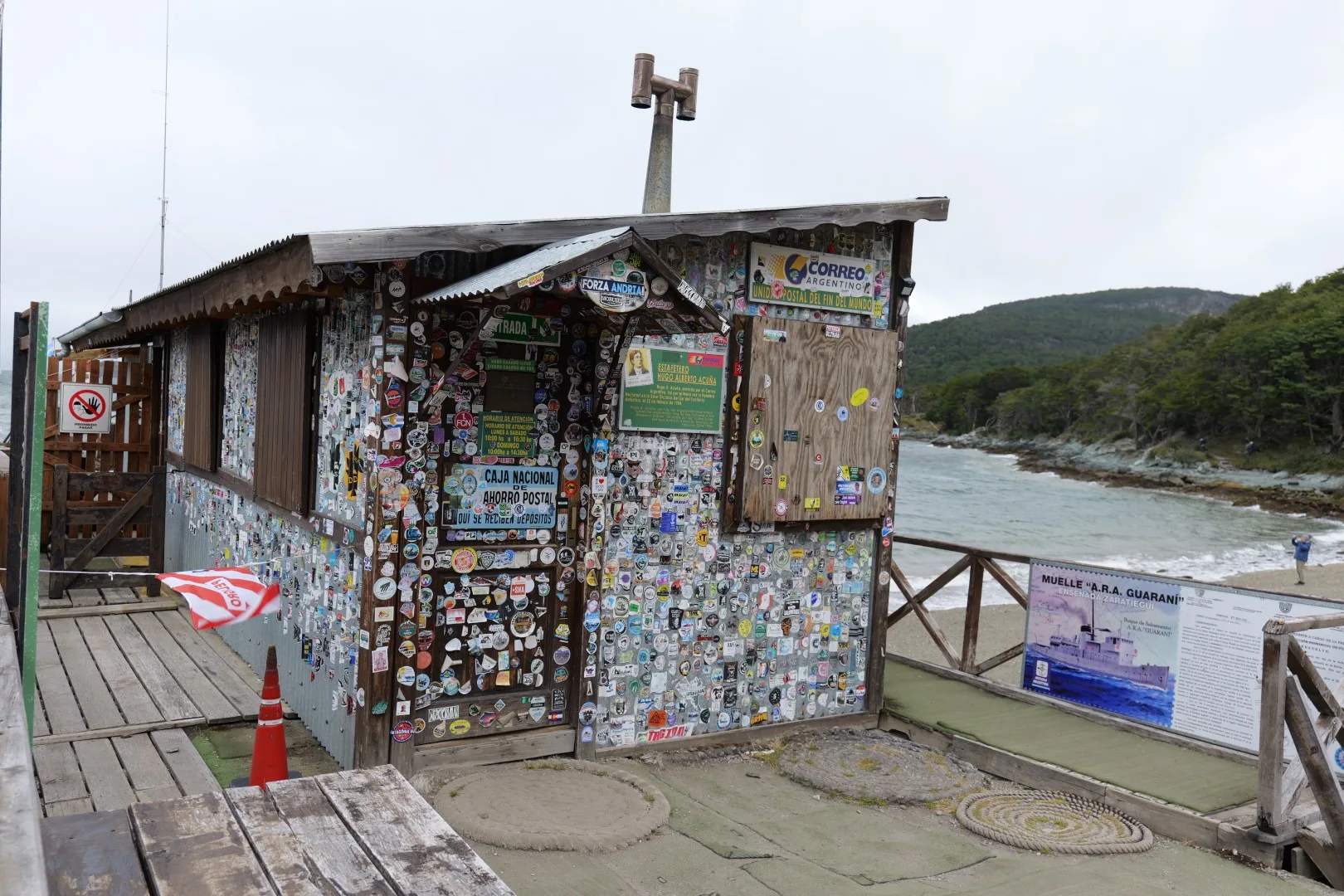 Das südlichste Postamt der Welt in Ensenada Bay – ein ikonischer, mit Aufklebern bedeckter Treffpunkt am Ende der Welt.