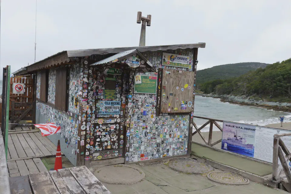 Das südlichste Postamt der Welt in Ensenada Bay – ein ikonischer, mit Aufklebern bedeckter Treffpunkt am Ende der Welt.