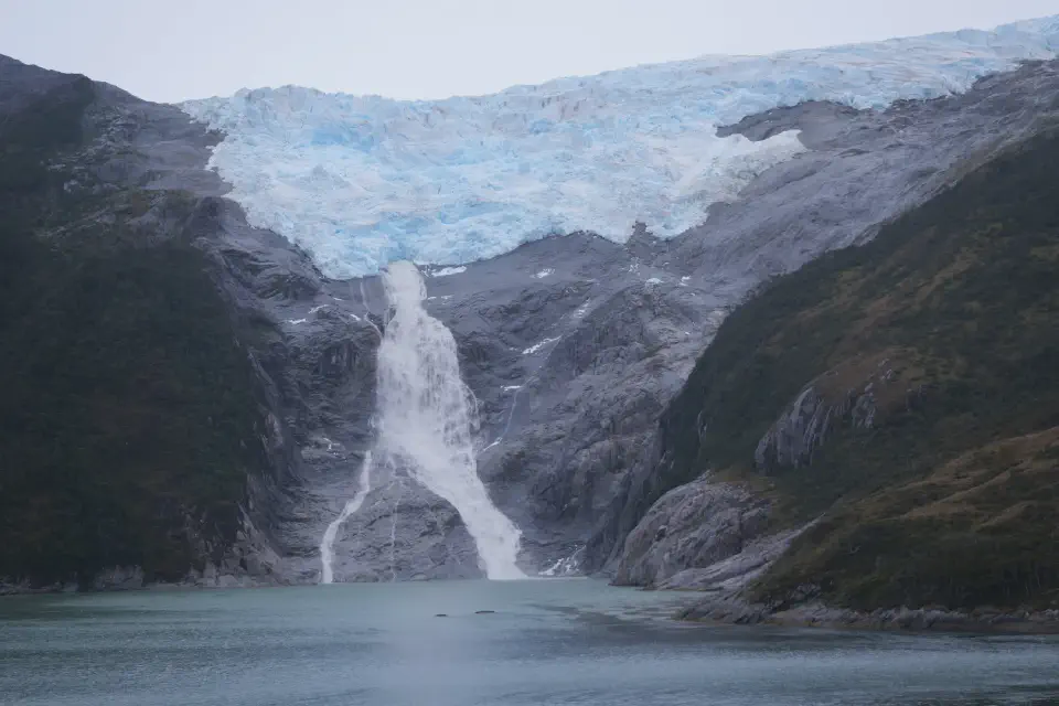 Der beeindruckende Gletscher, an dem die MSC Magnifica vorbeifuhr – ein Naturwunder Patagoniens, das wir aus nächster Nähe bewundern konnten.