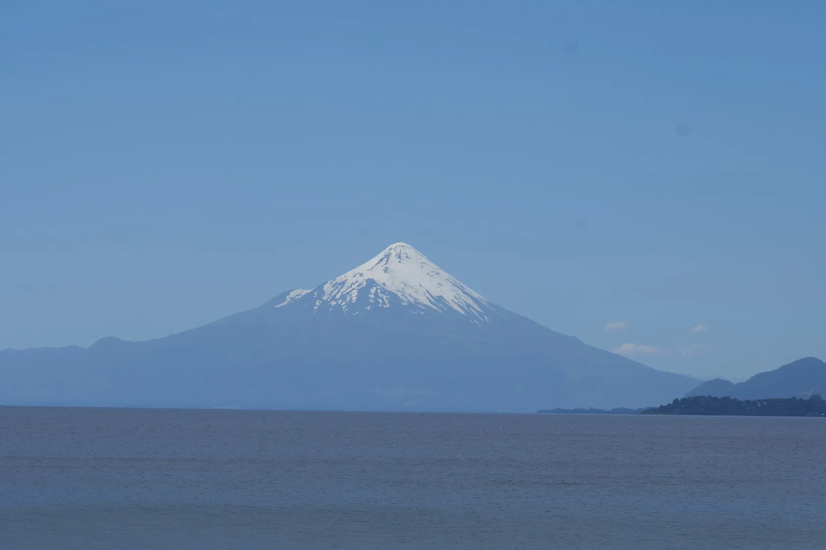 Majestätischer Blick auf den schneebedeckten Vulkan Osorno.