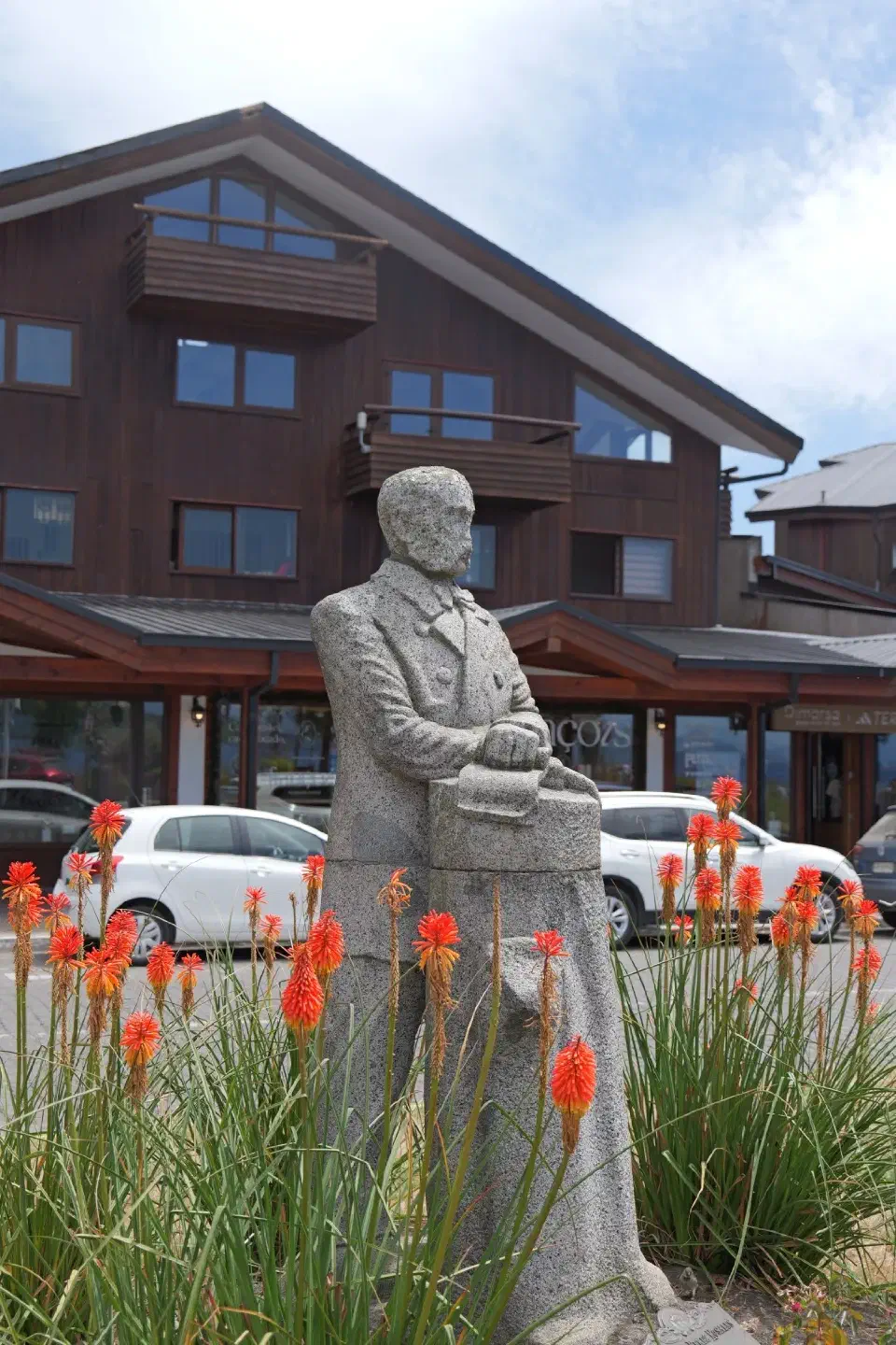 Statue eines deutschen Einwanderers in Puerto Varas – ein stilles Zeichen der deutschen Geschichte in Südchile.