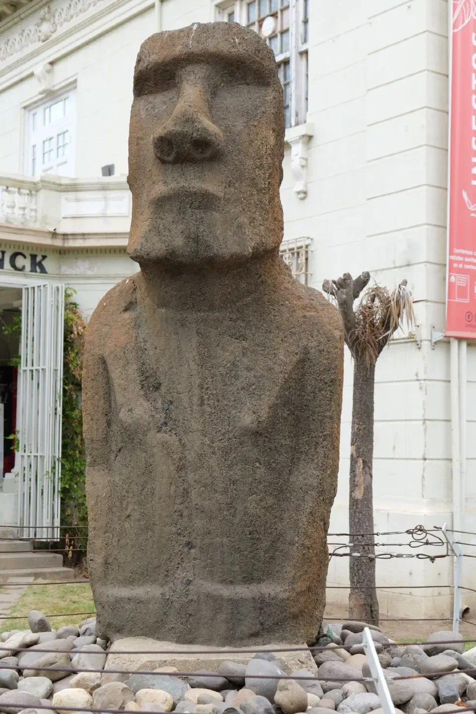 Der Moai vor dem Fonck-Museum in Viña del Mar – ein Original von der Osterinsel.