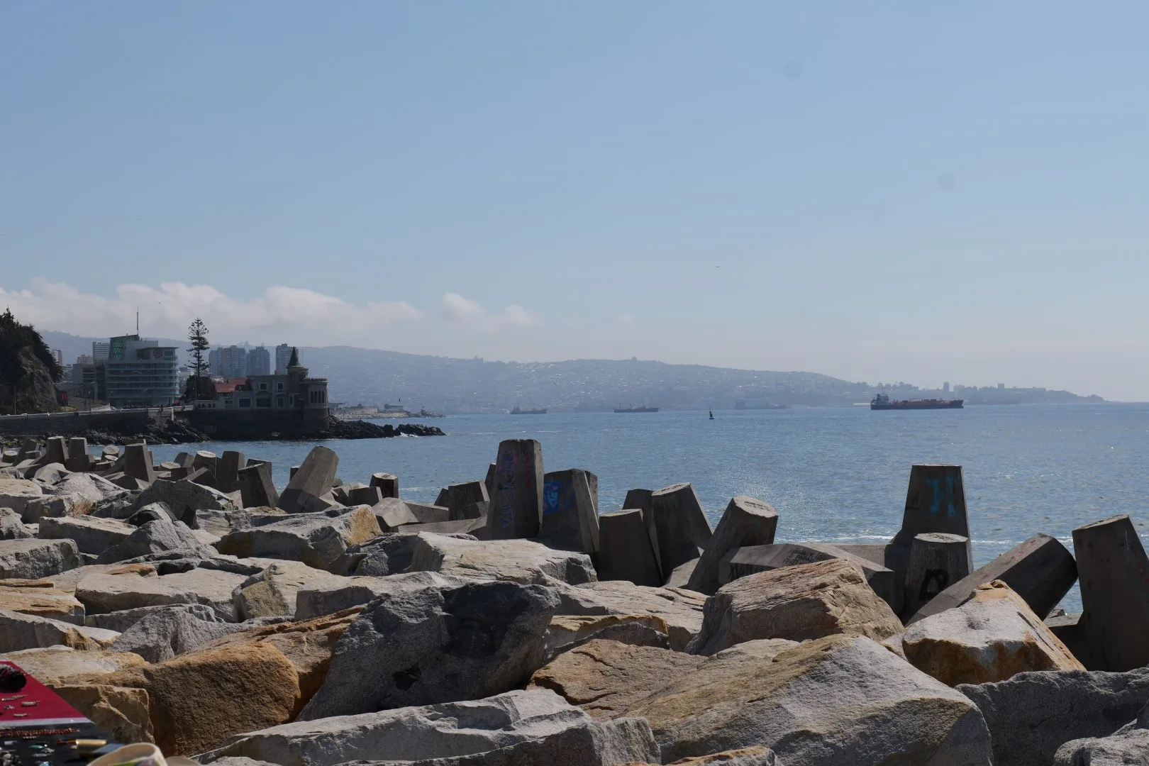 Blick auf die Küste von Viña del Mar mit Promenade und Felsenlandschaft.
