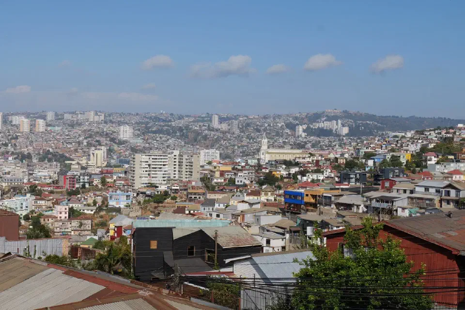 Panoramablick über die farbenfrohen Hügel von Valparaíso."
