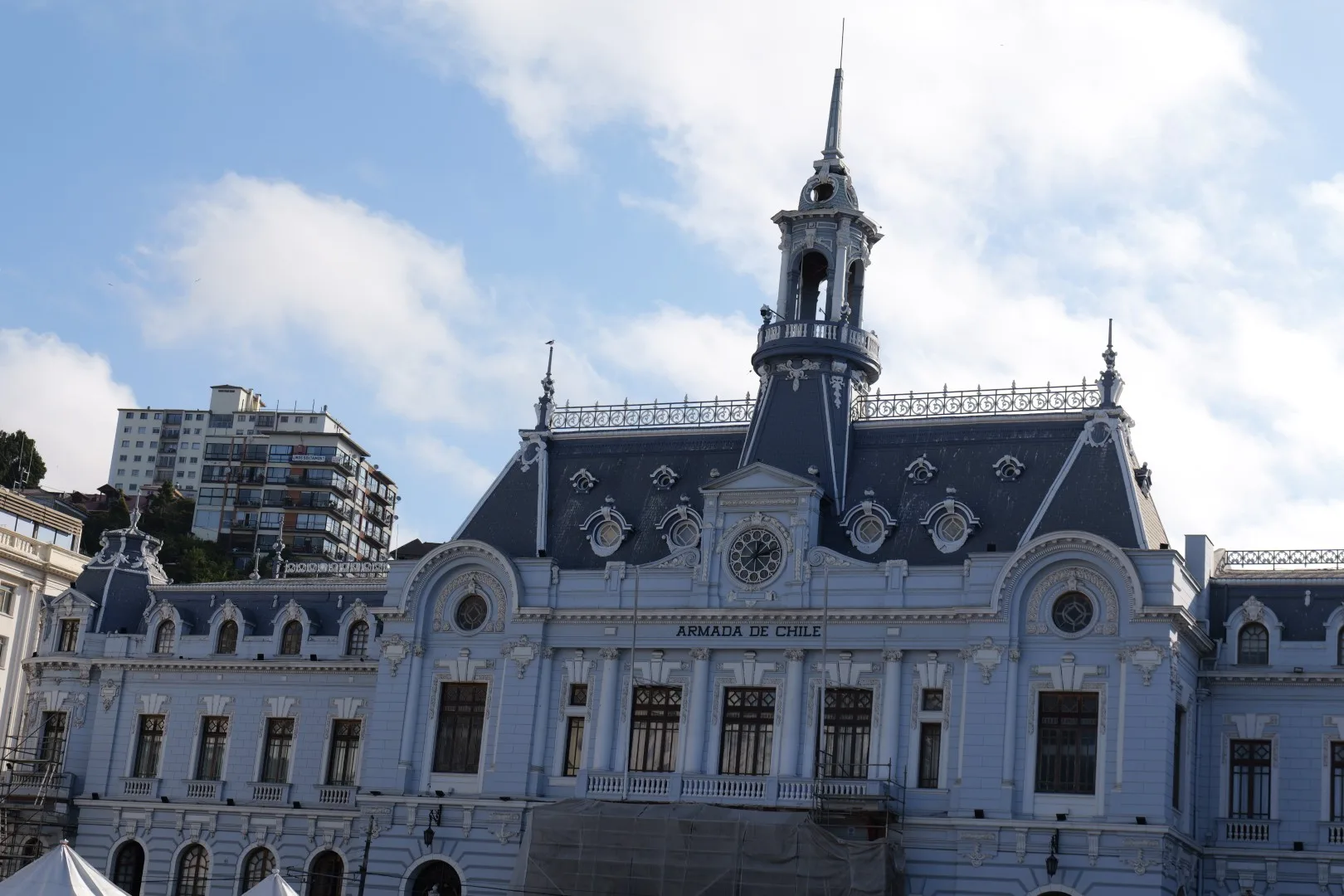Das historische Gebäude der chilenischen Marine an der Plaza Sotomayor in Valparaíso.