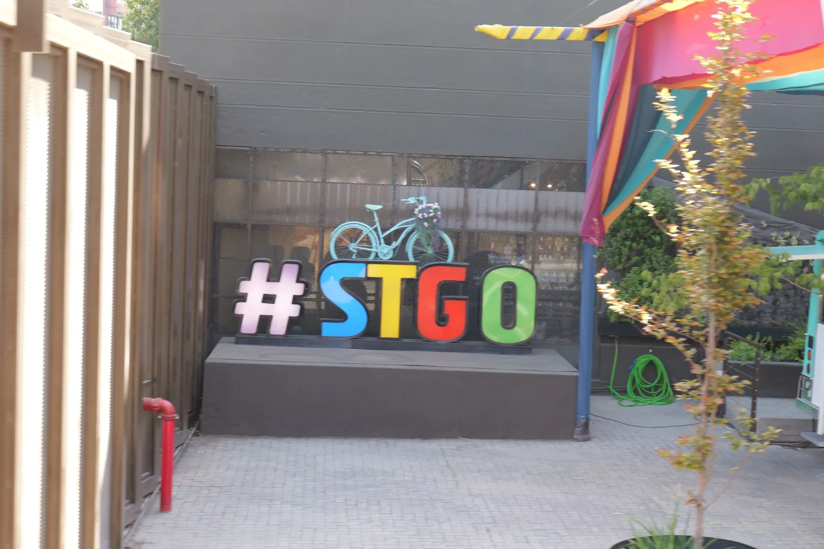 #STGO–Schriftzug in einem modernen Stadtviertel der Hauptstadt.