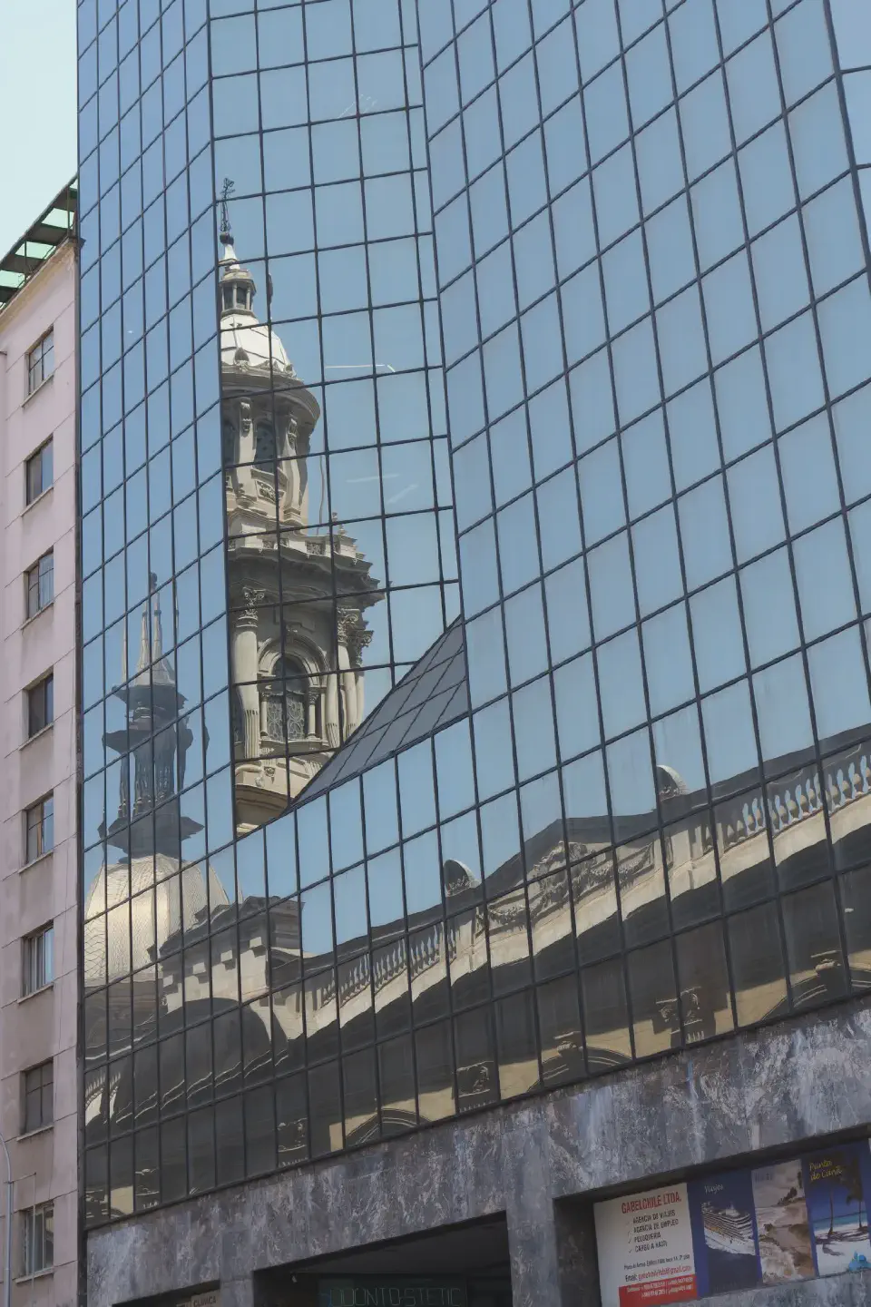 Spiegelung der Kathedrale von Santiago in einer modernen Glasfassade.