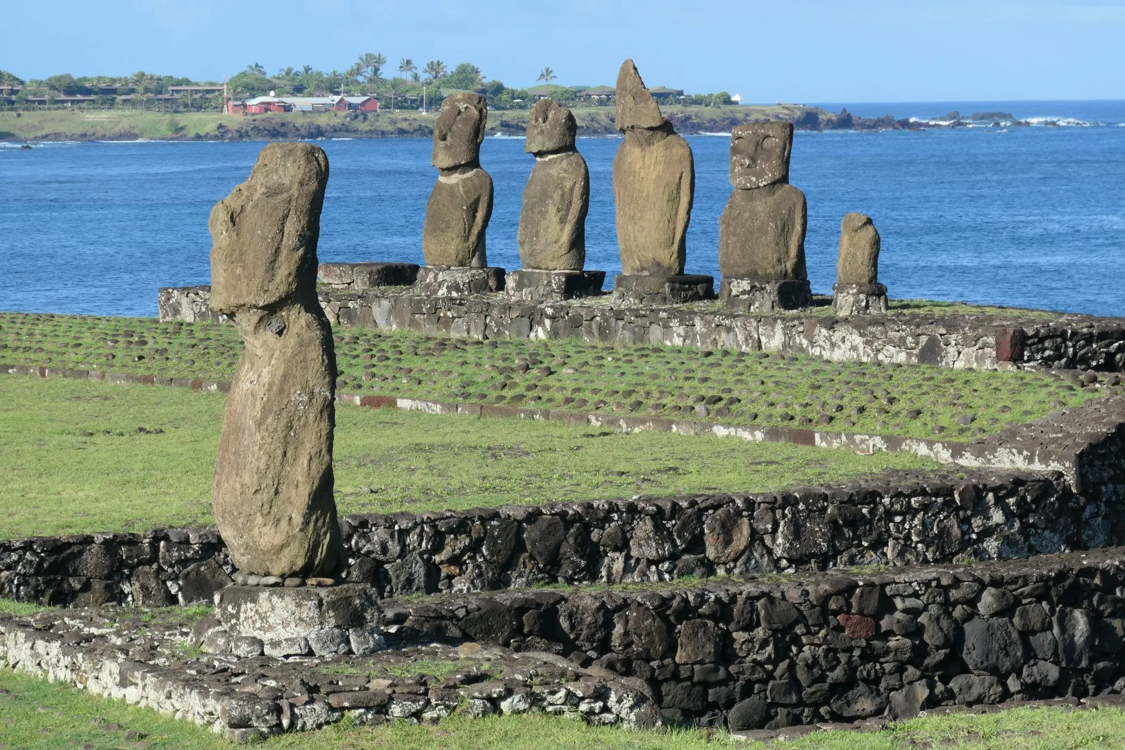 Die restaurierten Moai von Ahu Tahai, ein bedeutender Zeremonialplatz an der Küste von Hanga Roa.