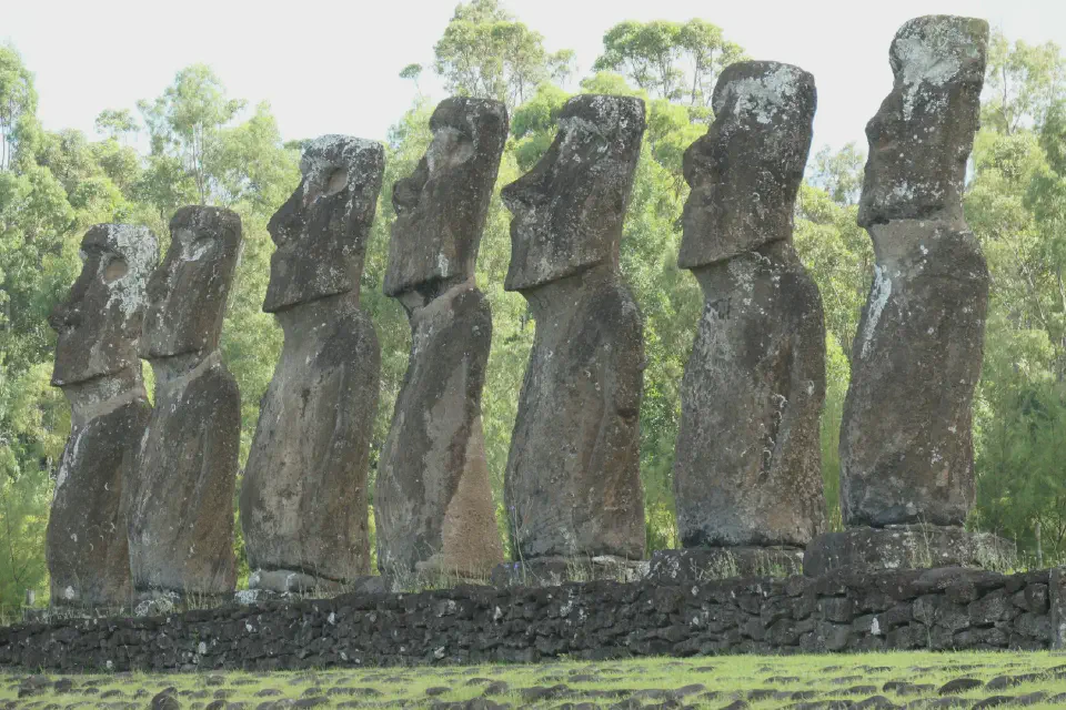 Die beeindruckende Siebenergruppe von Ahu Akivi – die einzigen Moai, die dem Meer zugewandt stehen.