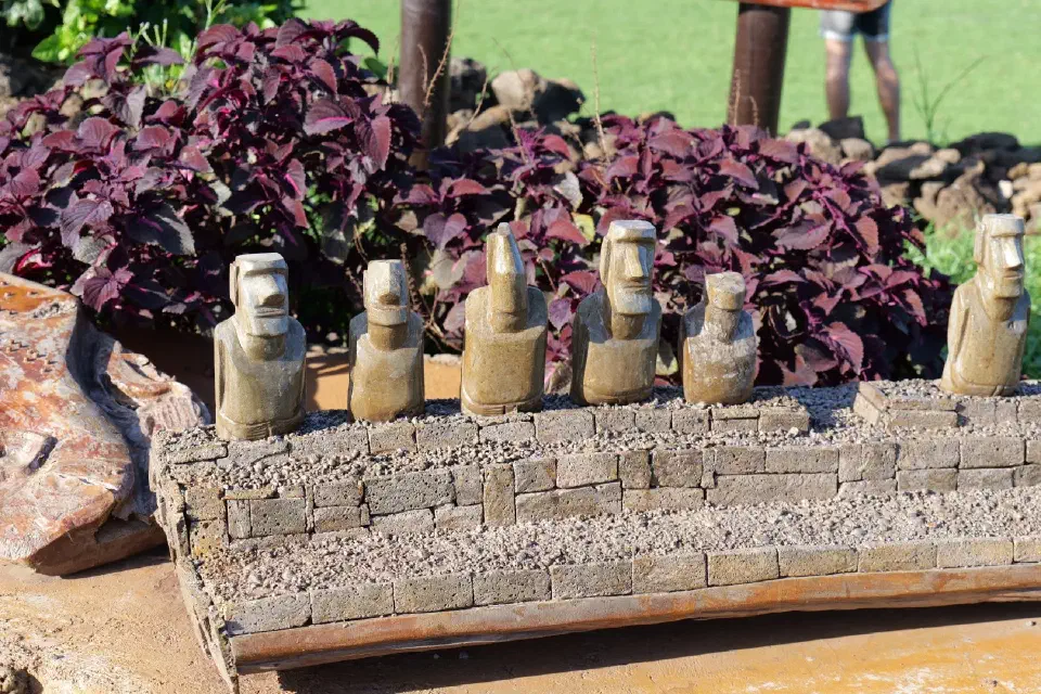 Handgefertigte Miniatur-Moai auf einem nachgebauten Ahu – liebevoll gestaltetes Souvenir, das die einzigartige Kultur von Rapa Nui widerspiegelt.
