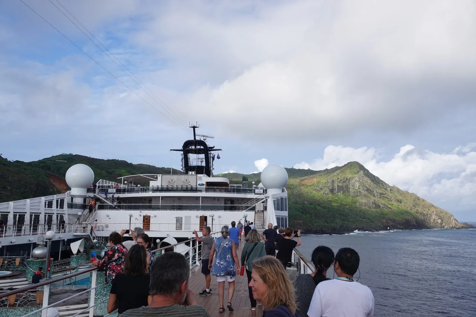 Die MSC Magnifica vor Pitcairn Island – viele Gäste versammeln sich an Deck, um die seltene Gelegenheit zu nutzen, die Insel aus nächster Nähe zu sehen.