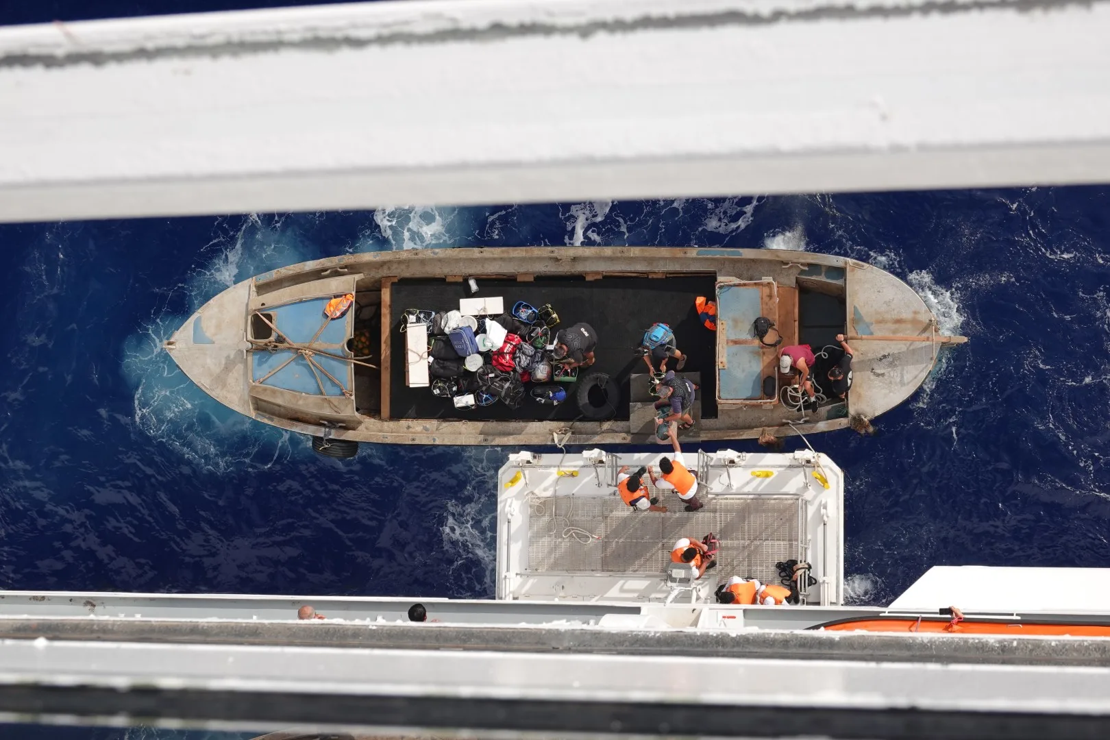 Ankunft der Bewohner von Pitcairn: In kleinen Booten bringen sie ihre Handwerkswaren an Bord der MSC Magnifica.