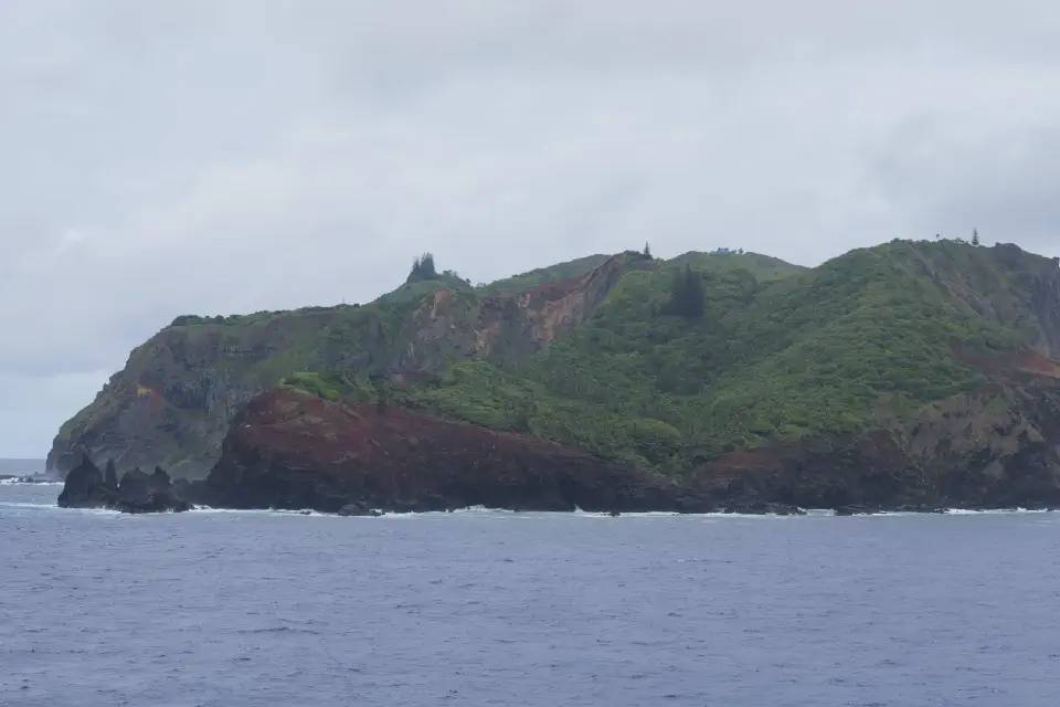 Die wilde, zerklüftete Küste von Pitcairn – ein Blick auf eine der abgelegensten bewohnten Inseln der Welt.