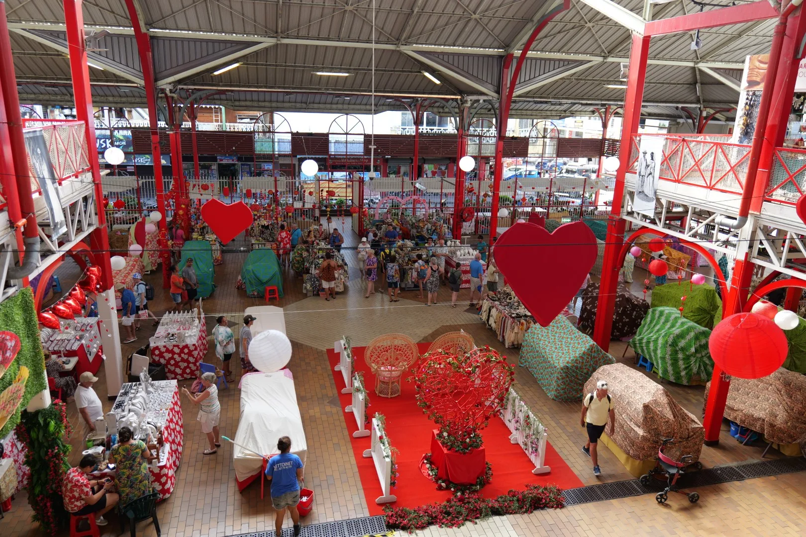 Der Papeete Municipal Market, festlich geschmückt: Auch wenn viele Stände bereits geschlossen hatten, war die Atmosphäre des Marktes spürbar.