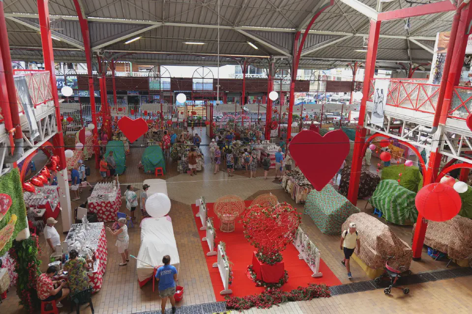 Der Papeete Municipal Market, festlich geschmückt: Auch wenn viele Stände bereits geschlossen hatten, war die Atmosphäre des Marktes spürbar.