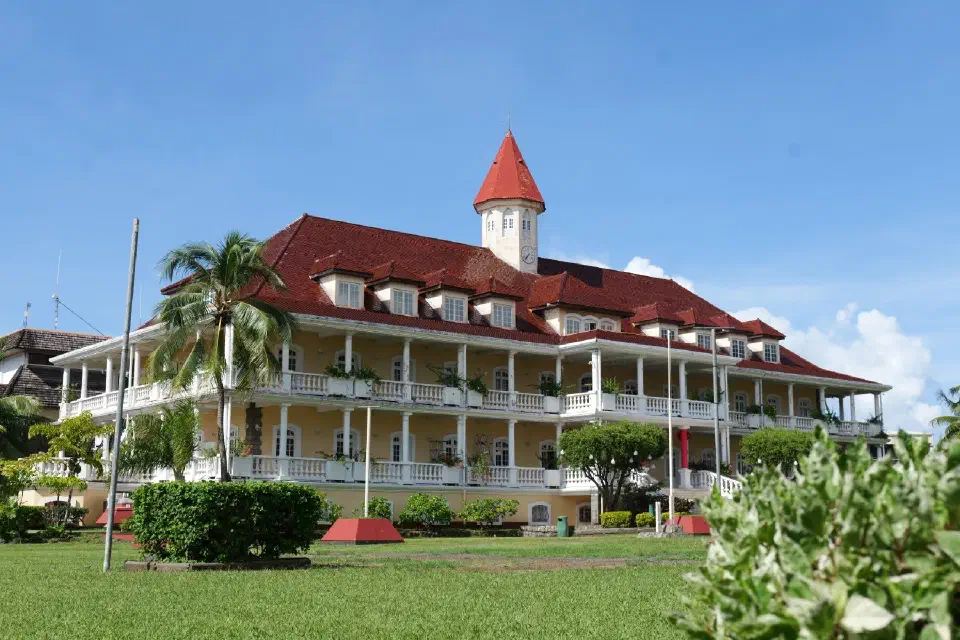 Das historische Regierungsgebäude in Papeete – ein eleganter Kolonialbau mit rotem Dach, der bis heute zu den markantesten Wahrzeichen der Stadt zählt.