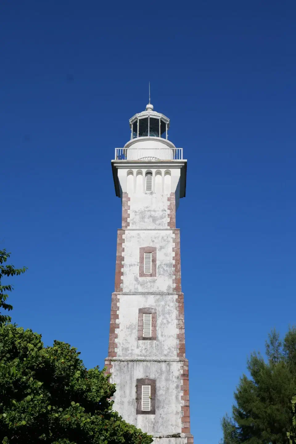 Der historische Leuchtturm am Pointe Vénus – hier beobachtete einst Captain Cook den Venustransit. Ein ruhiger, sonniger Morgen an der Ostküste der Insel.