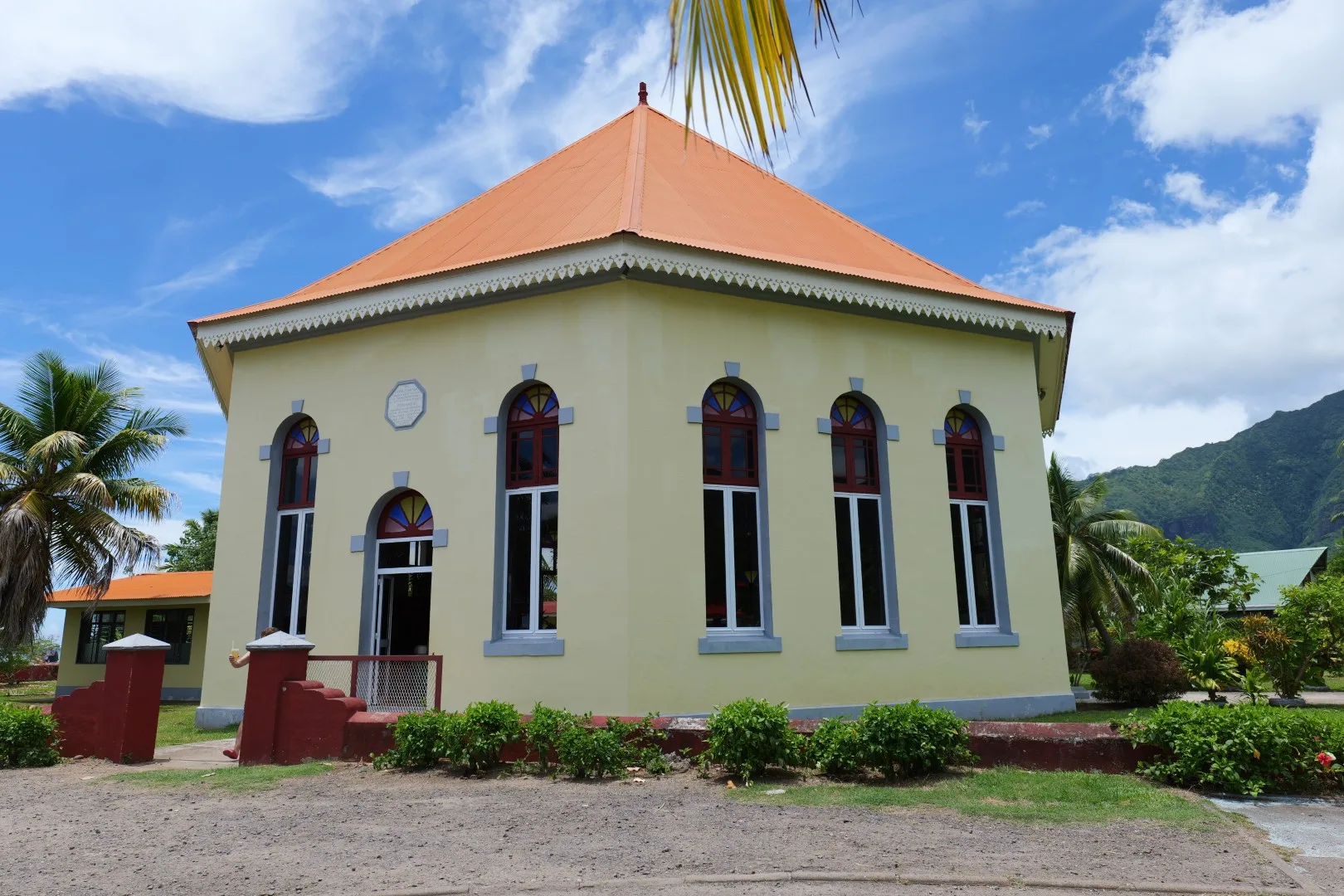 Die achteckige protestantische Kirche von Papetoai – das älteste noch genutzte Gotteshaus im Südpazifik, errichtet im Jahr 1870.