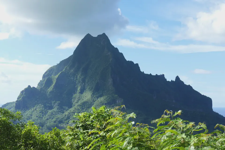 Der Mount Rotui zwischen Opunohu Bay und Cook’s Bay – einer der markantesten Gipfel der Insel und ein spiritueller Ort in der polynesischen Kultur.