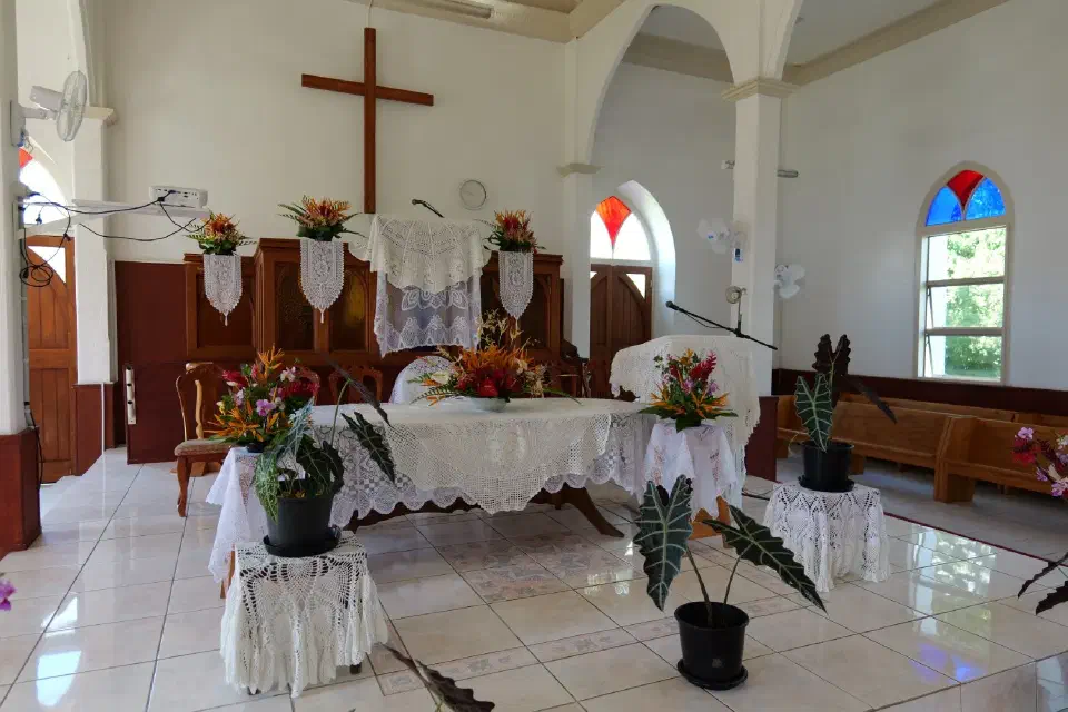 Ein Blick in das Innere einer Kirche, liebevoll geschmückt und ein bedeutender spiritueller Ort der Insel.