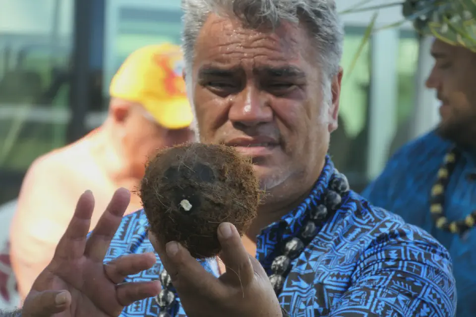 Bei einer Kokosnuss-Demonstration lernten wir, wie vielseitig und wichtig die Kokospalme für das tägliche Leben auf den Cookinseln ist.