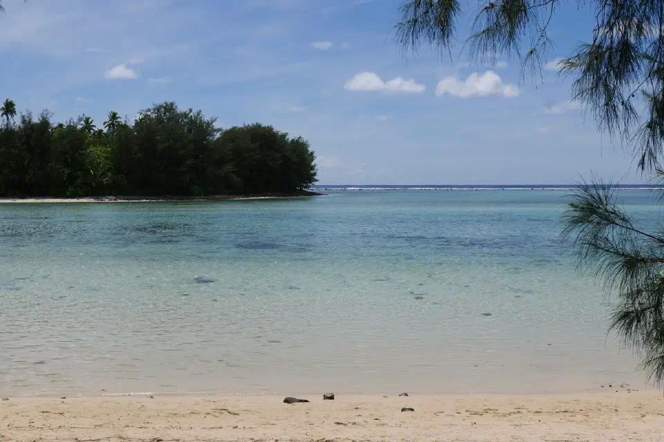 Kristallklares Wasser und ruhige Lagunen prägen die Küstenlandschaft von Rarotonga und vermitteln sofort das typische Südseegefühl.
