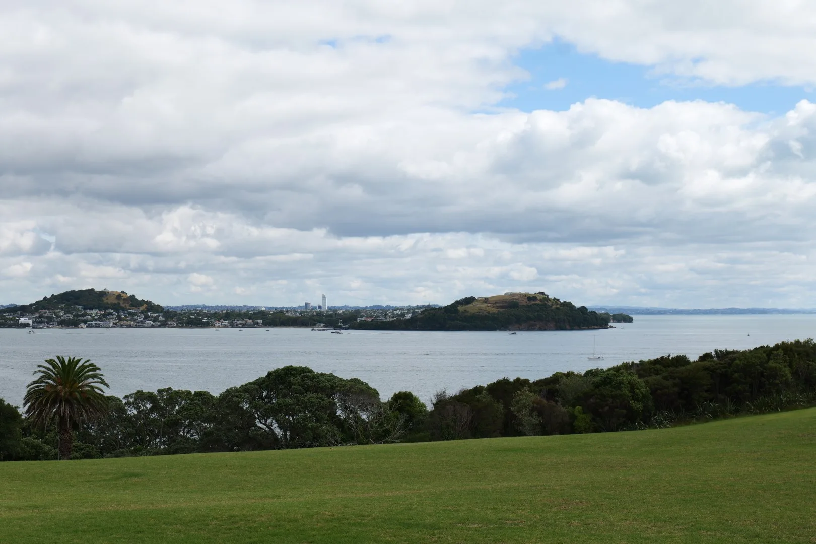 Blick über einen der beiden Naturhäfen Aucklands, der die besondere Lage der Stadt zwischen Wasser, Grünflächen und urbanem Leben eindrucksvoll zeigt.